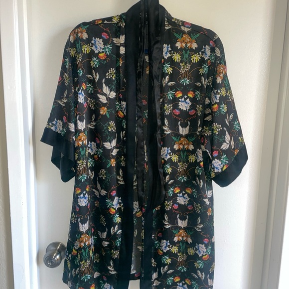 Victoria's Secret Other - Victoria’s Secret Floral Kimono Robe
